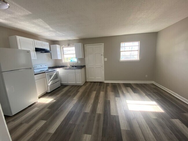 Building Photo - 1 Bed 1 Bath Apartment with Water and Tras...