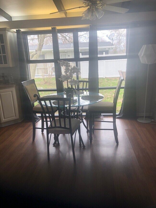 Dining Room - 5815 Chester Blvd