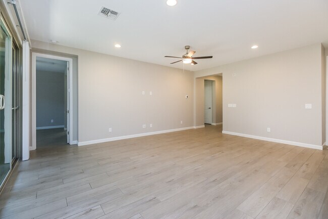 Foto del edificio - 9765 E Solstice Ave