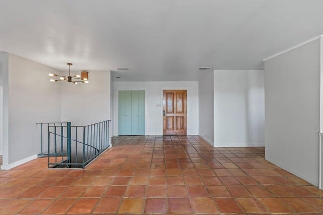 Building Photo - 103 Comet