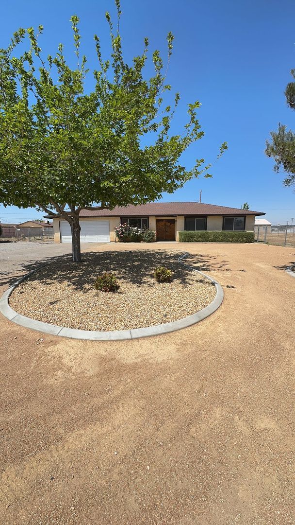 Building Photo - NEWLY UPDATED APPLE VALLEY HOME
