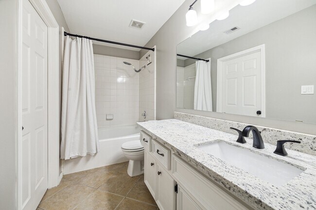 Foto del edificio - 1138 W 25th St