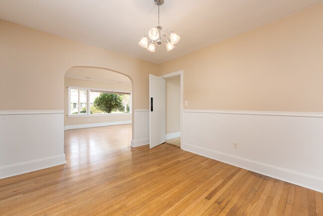 Building Photo - 1305 Hawthorne Rd