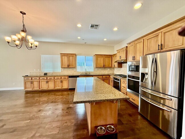 Building Photo - Beautiful home is available NOW
