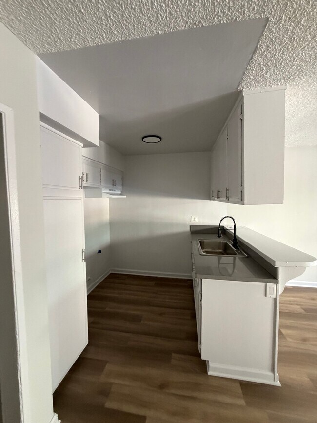 Building Photo - 1443 W 105th St