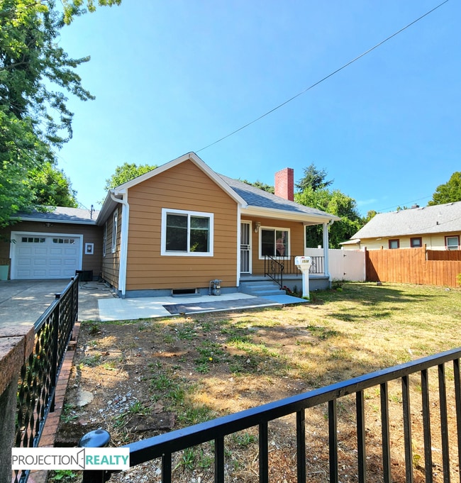 Photo - 1538 NE Dekum St House