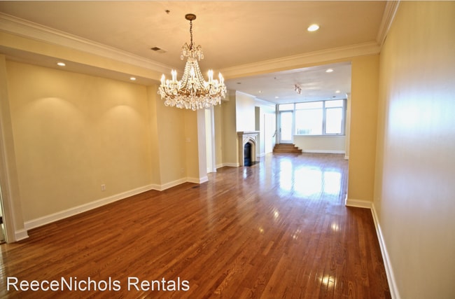 Building Photo - 3 br, 2.5 bath House - 2929 McGee Trfy #202