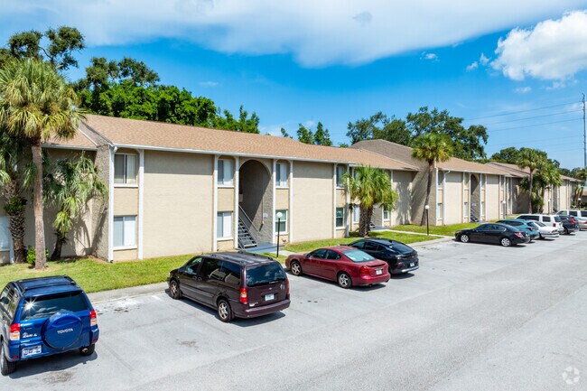 Edificio y estacionamiento - Beltrees Plaza