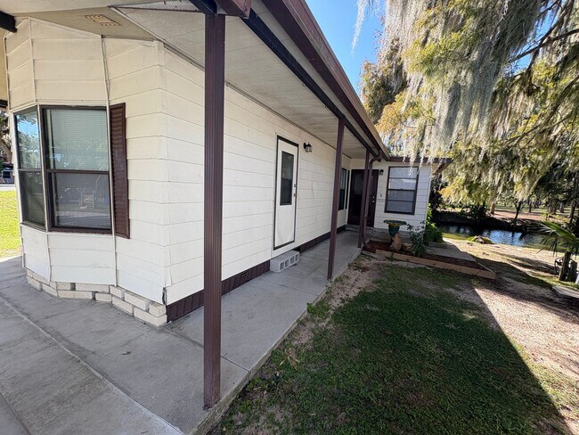 Building Photo - Tavares 1 Bed 1 Bath Waterfront Mobile Home