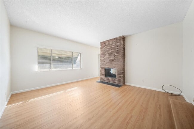 Building Photo - 2549 Notre Dame Dr