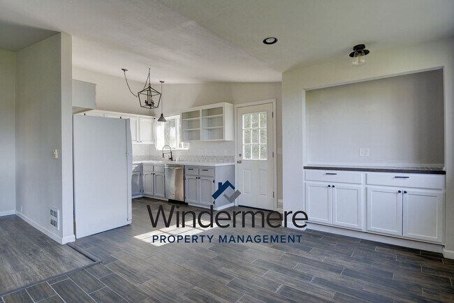 Foto del edificio - Charming 3 Bedroom 2 Bathroom Home in Sierra with Water View