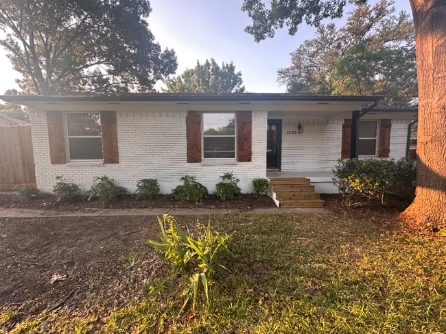 Building Photo - 1202 Spruce Dr