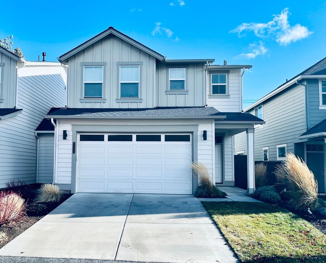 Foto principal - Spacious 3-bedroom and 2nd living room 2 1/2-full bath with New carpet, pad and LVT flooring