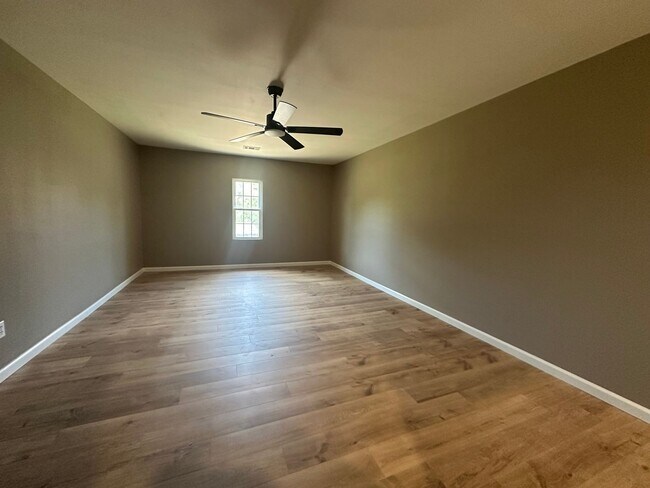 Building Photo - Newly remodoled!