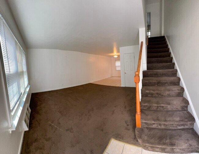 Foto del edificio - 825 N Raynor Ave