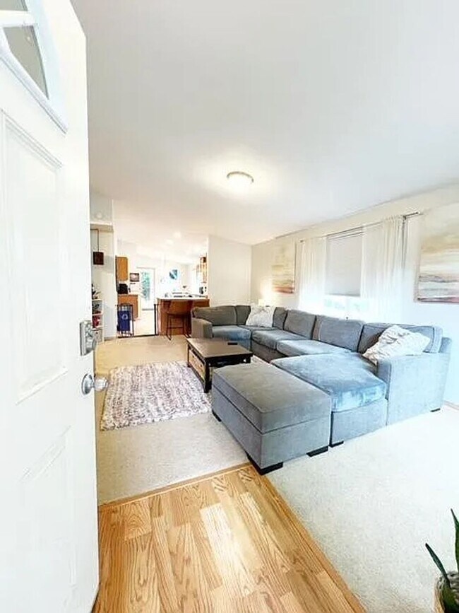 Foto del edificio - Spacious 3-Bed, 2-Bath Home with Garage – ...
