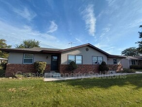 Building Photo - 1663 Robin Ln