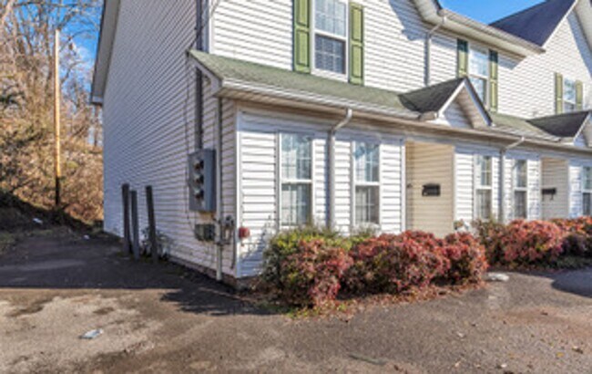 Building Photo - Oak Ridge 37830 - 2 bedroom, 2 bath townho...