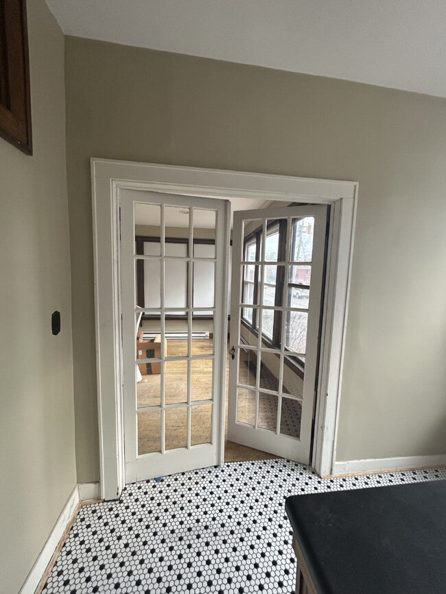Building Photo - Studio apartment available September 1st i...