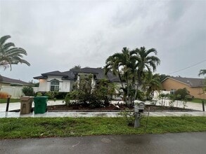 Building Photo - 7400 SW 37 Ct