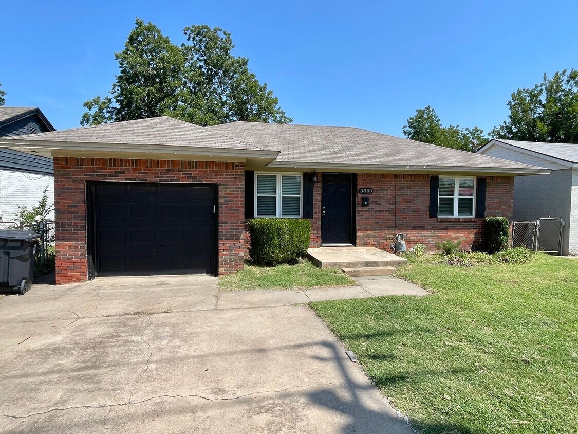 Primary Photo - Super cute and updated 4 bed 2 bath home!!