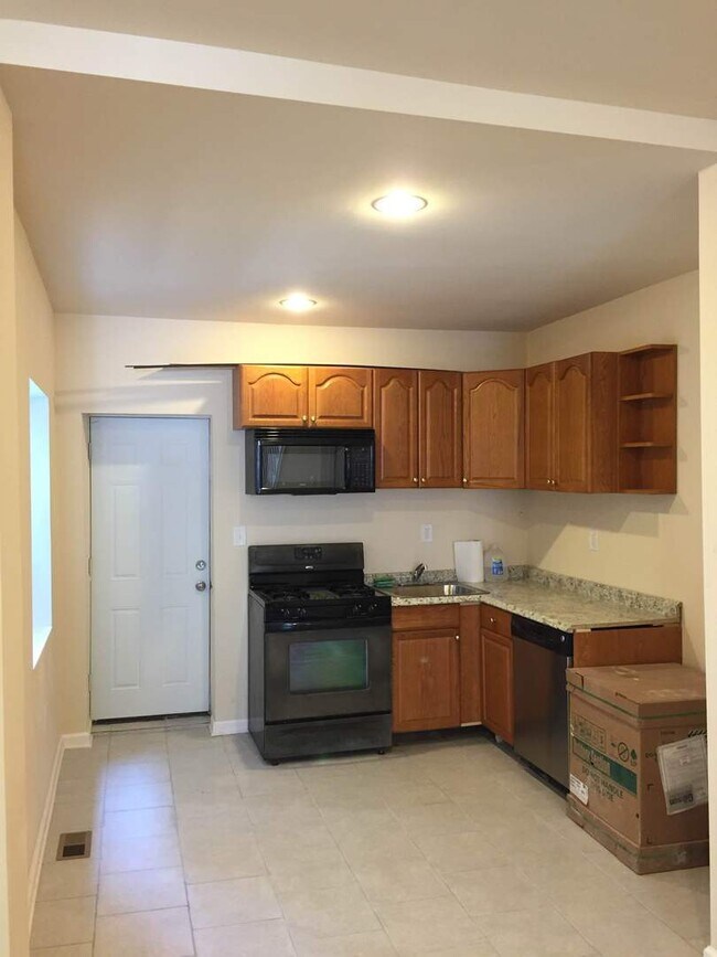 Building Photo - Stunning Remodel - Brewerytown