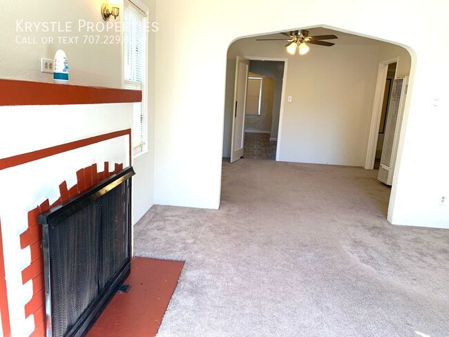 Building Photo - Adorable and spacious duplex with garage