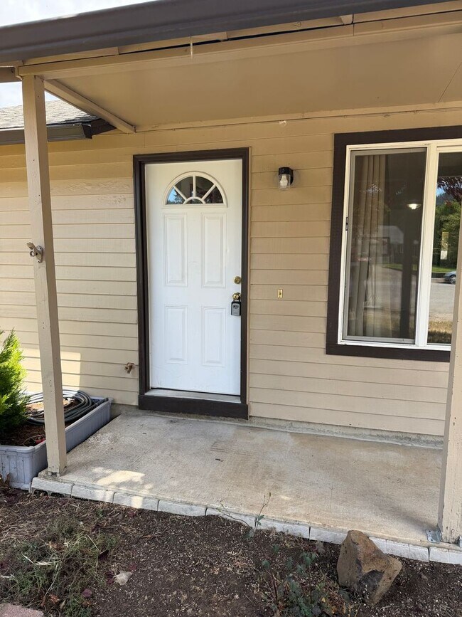 Foto del edificio - 3 bedroom 2 bath house in Thurston!