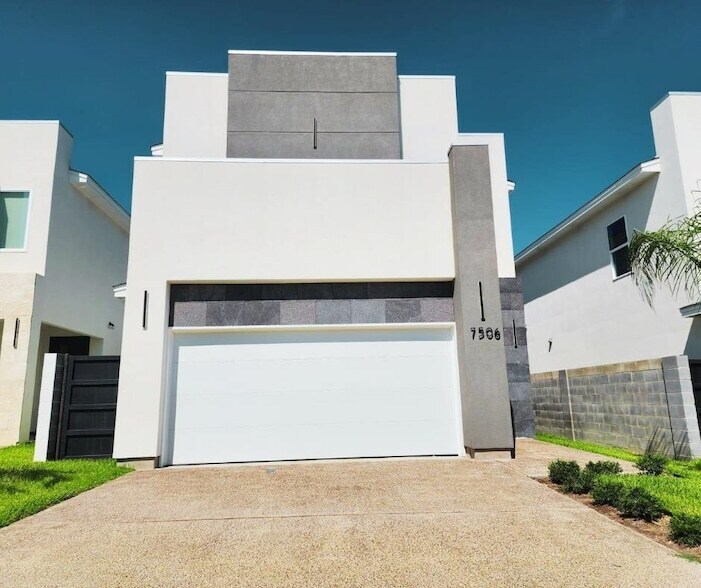 Foto principal - 7506 Cresta Bella St