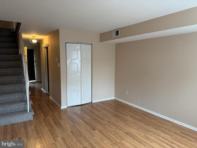 Building Photo - 603 Valley Dr
