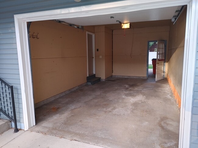 Building Photo - 1027 Sunset Ln