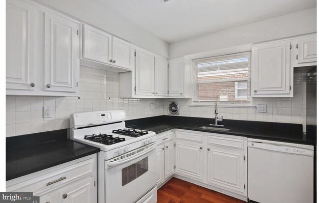 Foto del edificio - 2117 Benson St
