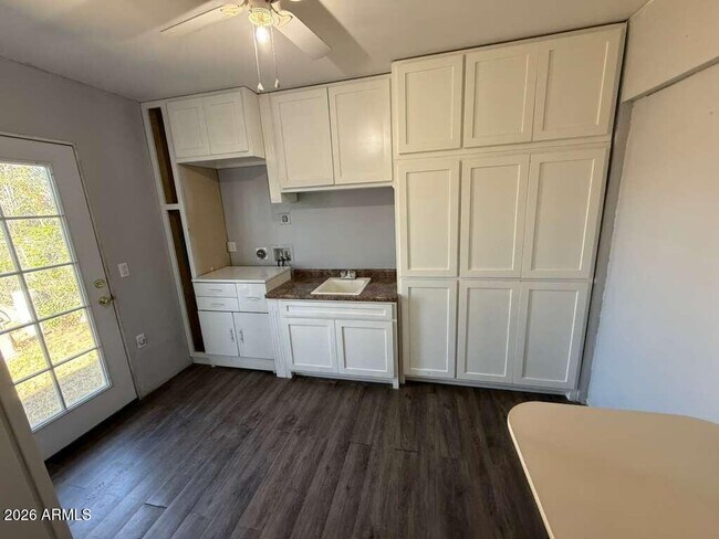 Foto del edificio - 936 E 8th St