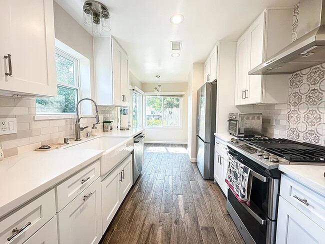 Kitchen - 5714 Simpson Ave