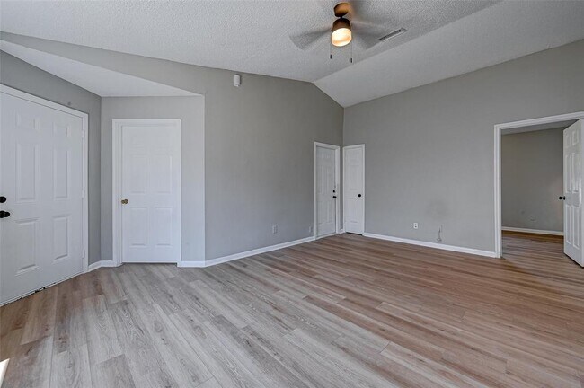 Foto del edificio - 15815 Ridgecroft Rd