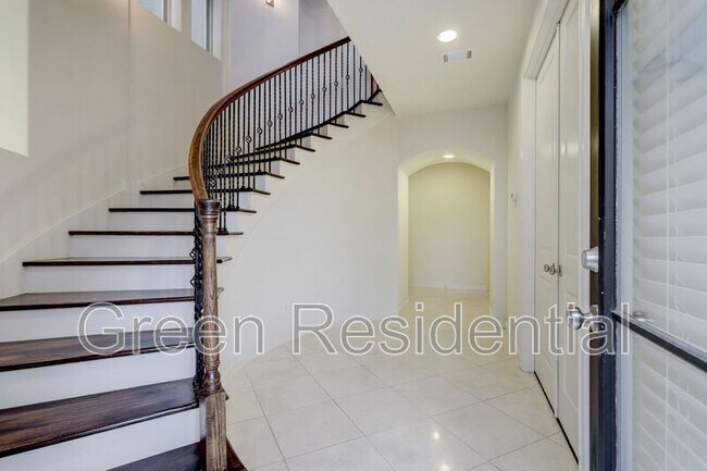 Building Photo - 1368 W 25th St