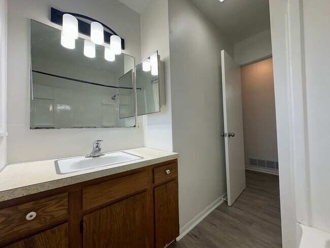 Building Photo - Nice 2BR duplex for rent with Central A/C ...