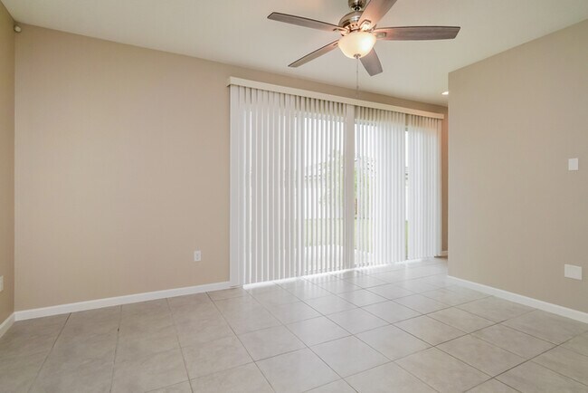 Foto del edificio - 584 Lake Smart Blvd