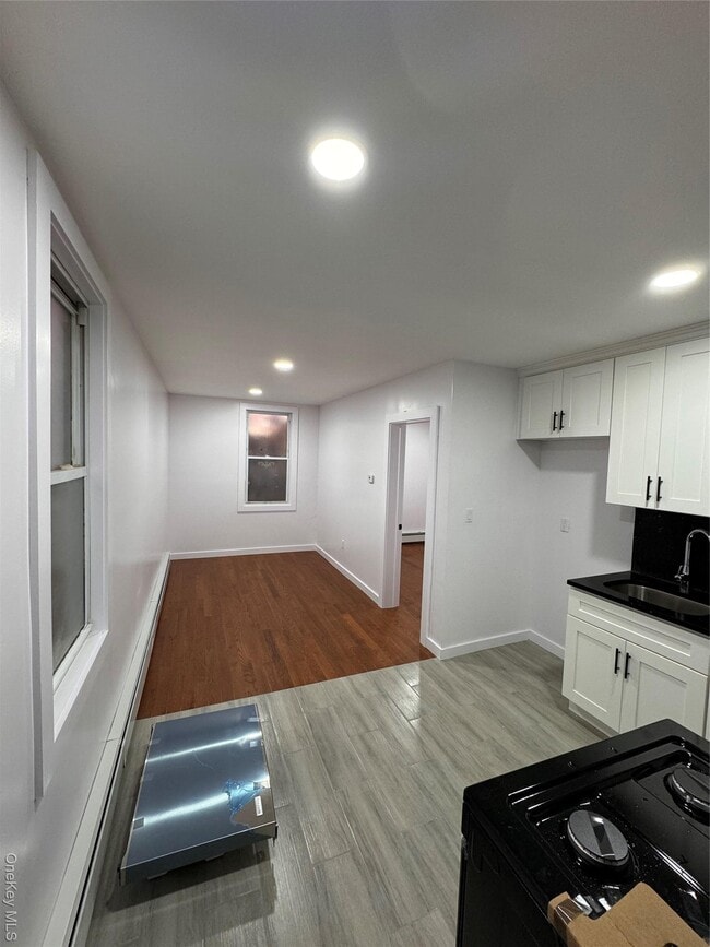 Building Photo - 94-61 Alstyne Ave