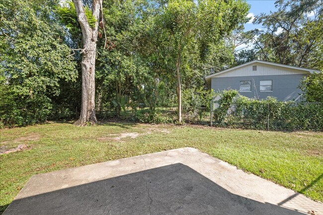 Building Photo - 3 Bedroom Home walking distance to Stadium!