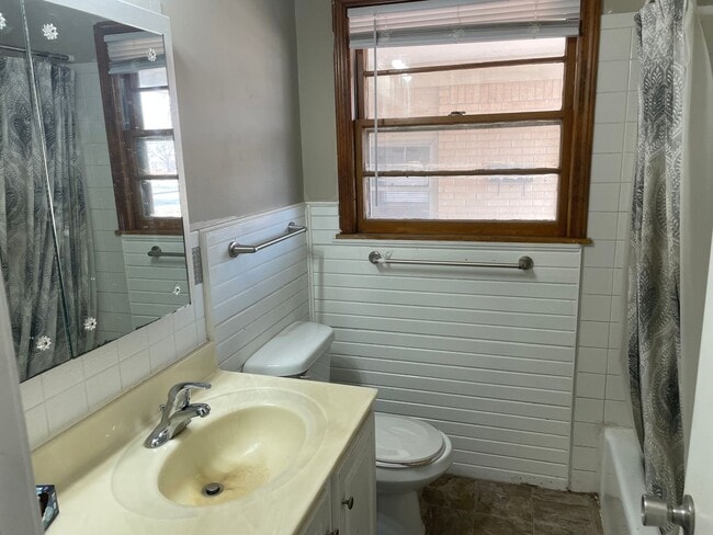 Building Photo - Adorable 3 bedroom 1 bathroom