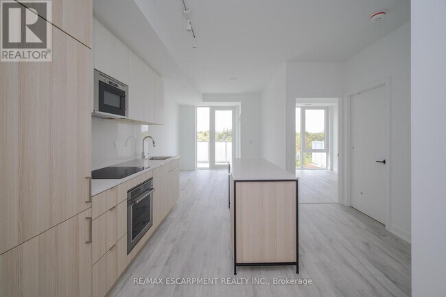 Photo du bâtiment - 215-215 Lakeshore Rd W