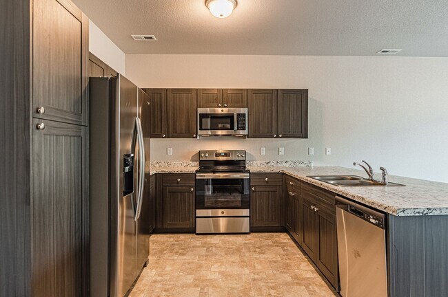 Building Photo - STYLISH 3-BEDROOM TOWNHOME w/ A/C **LIKE N...