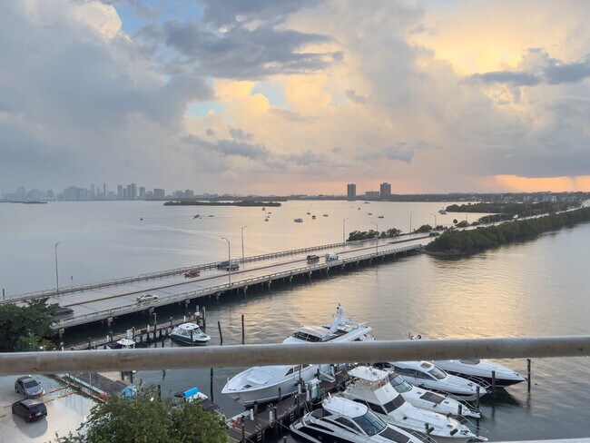 Foto del edificio - 212 West Dr