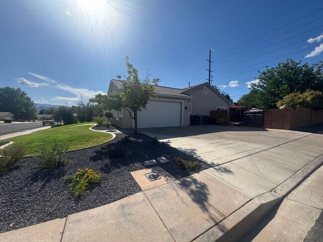 Building Photo - PET FRIENDLY!! $1000 incentive if lease is...