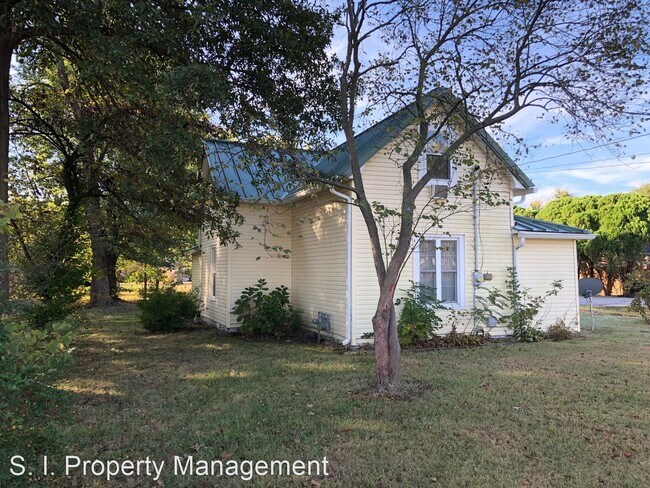 Building Photo - 3 br, 2 bath House - 700 E. Matthews
