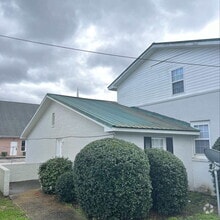 Building Photo - 305 Pleasant St
