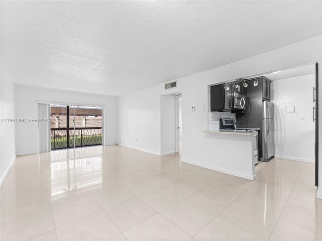 Foto del edificio - 633 S Royal Poinciana Blvd