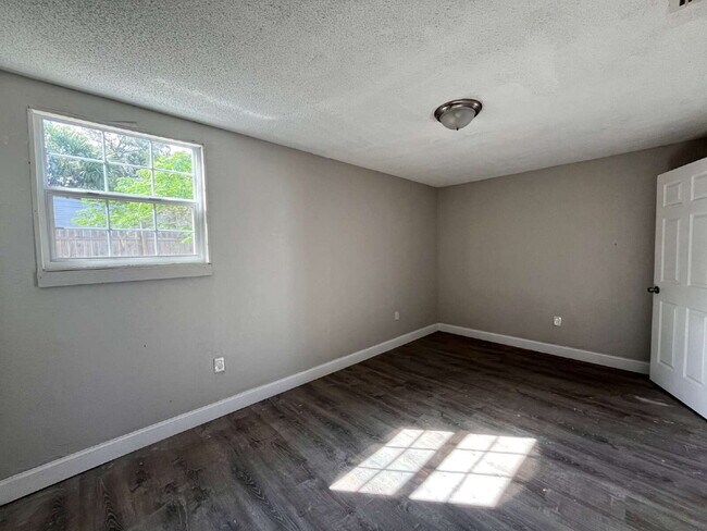 Foto del edificio - 2 Bedroom and 1 Bathroom apartment