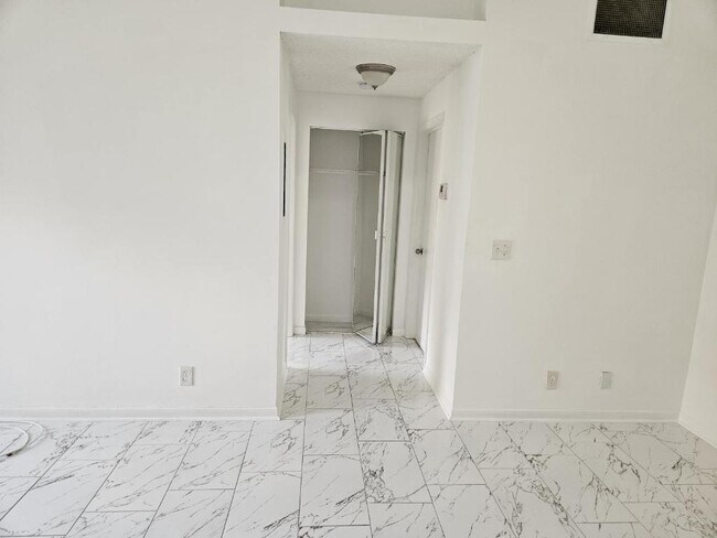 Foto del edificio - 4387 Woodstock Dr